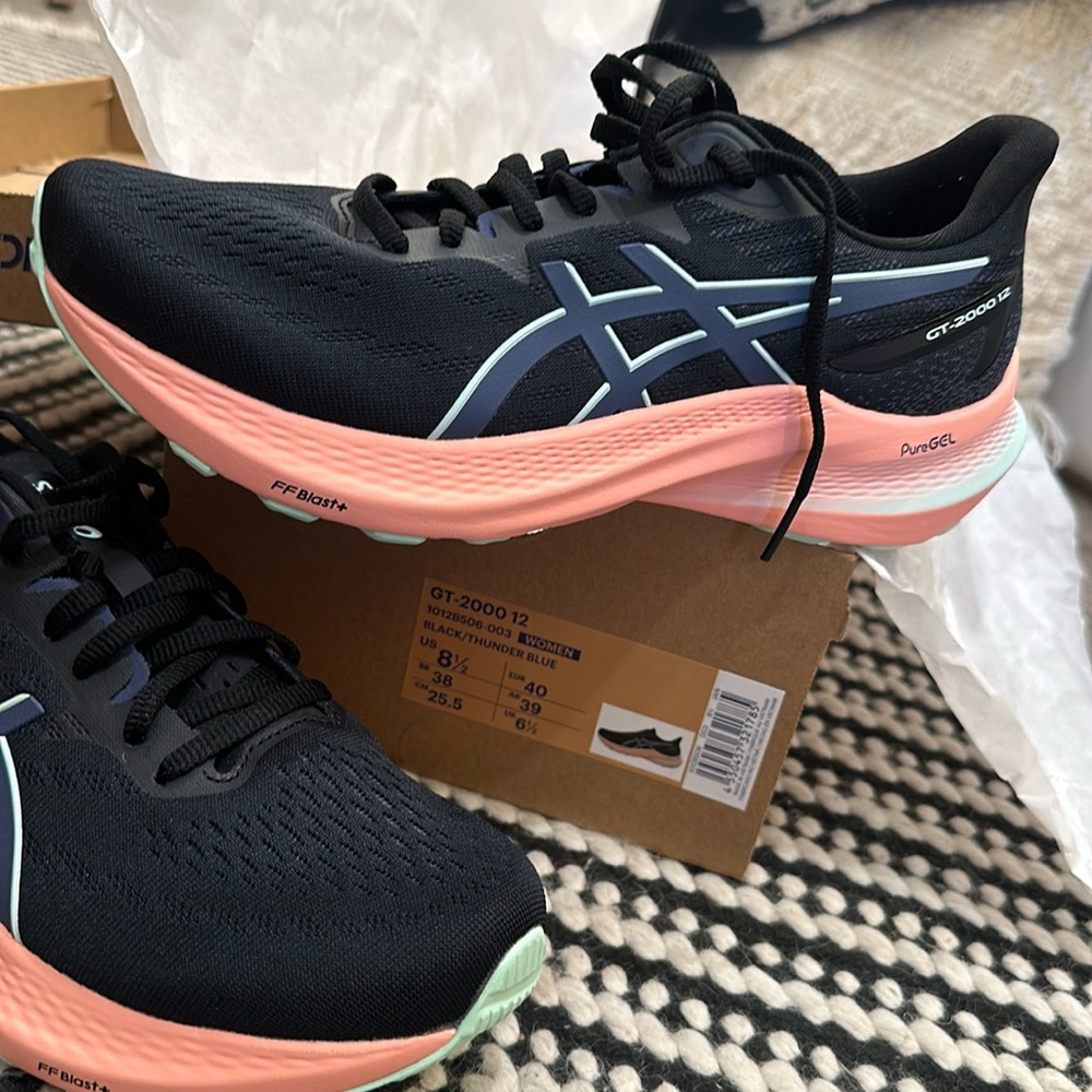 New in box ASICS GT-2000 12 women 8.5